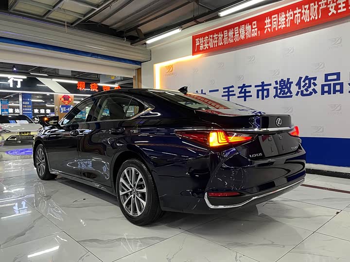 Фото 3 - Lexus ES