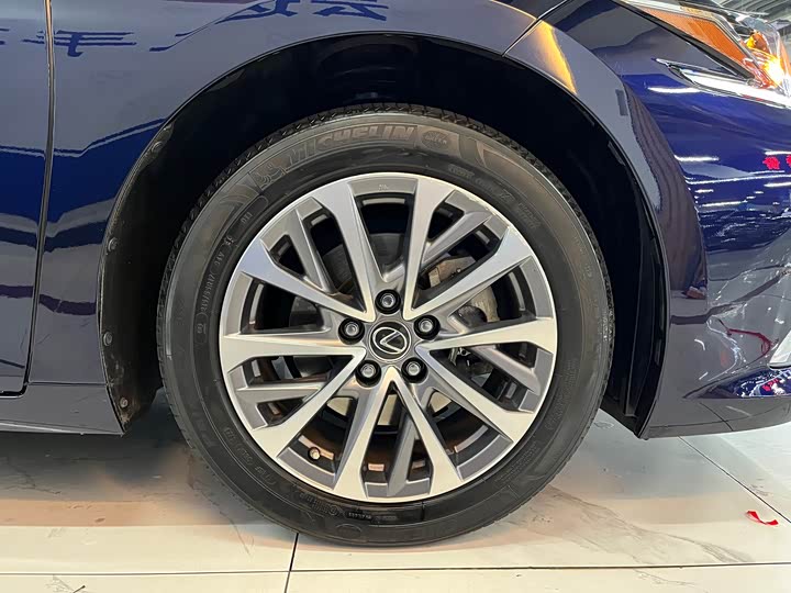 Фото 7 - Lexus ES