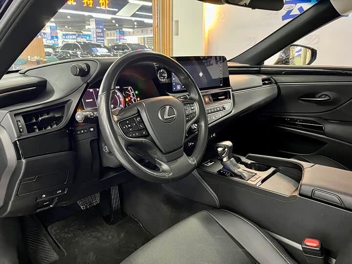 Фото 8 - Lexus ES