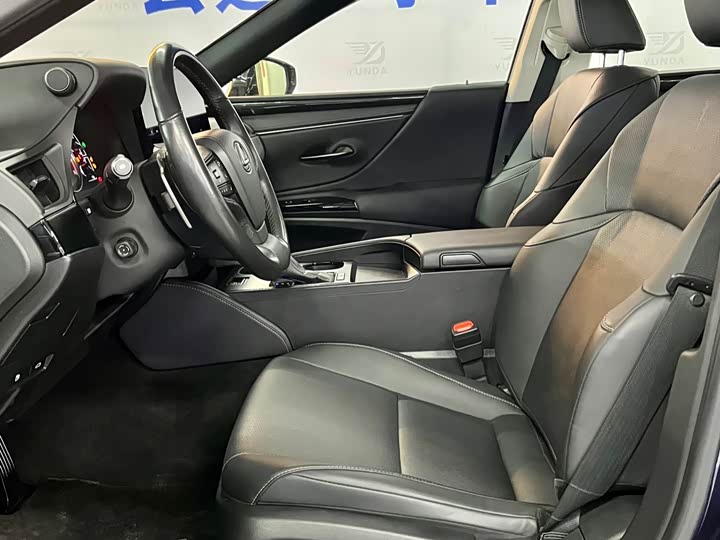 Фото 9 - Lexus ES