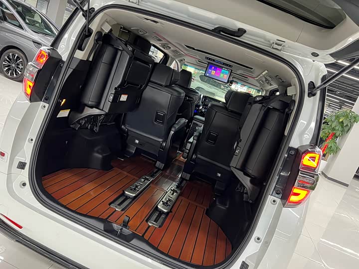 Фото 8 - Toyota Vellfire