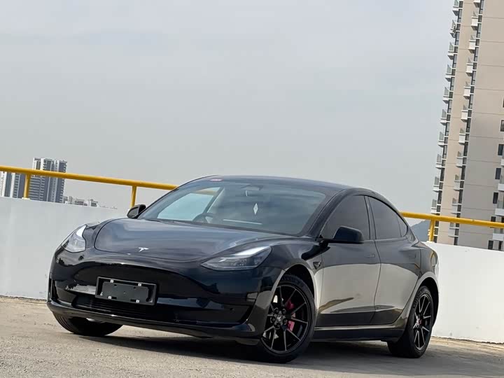 Фото 1 - Tesla Model 3