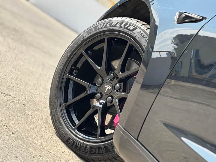 Фото 9 - Tesla Model 3