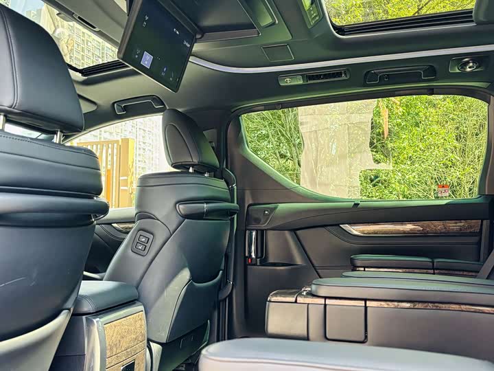 Фото 8 - Toyota Vellfire