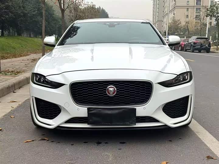 Фото 2 - Jaguar XE L
