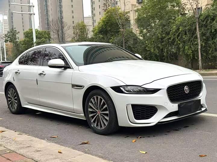 Фото 3 - Jaguar XE L