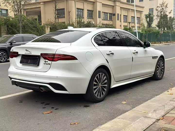 Фото 4 - Jaguar XE L