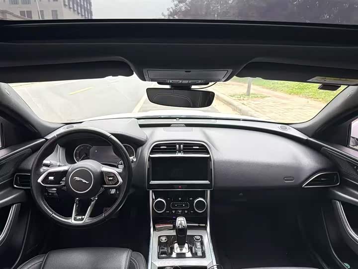 Фото 7 - Jaguar XE L