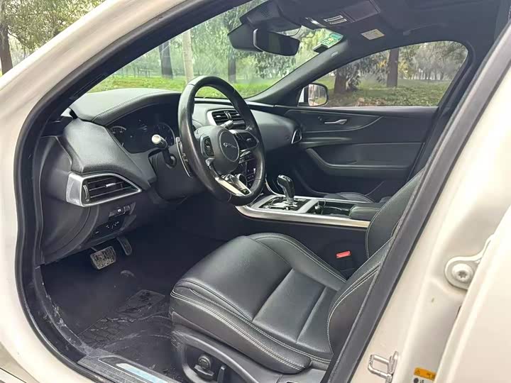 Фото 8 - Jaguar XE L