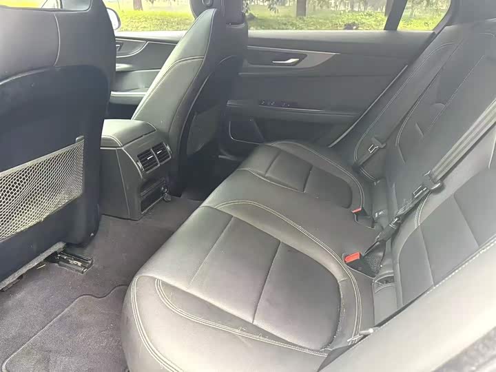 Фото 9 - Jaguar XE L