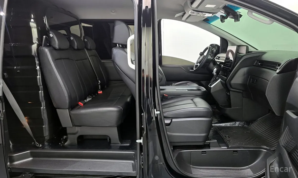 Photo 10 - Hyundai Staria