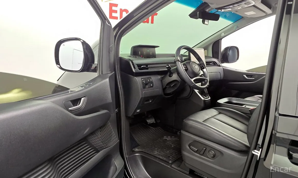 Photo 11 - Hyundai Staria