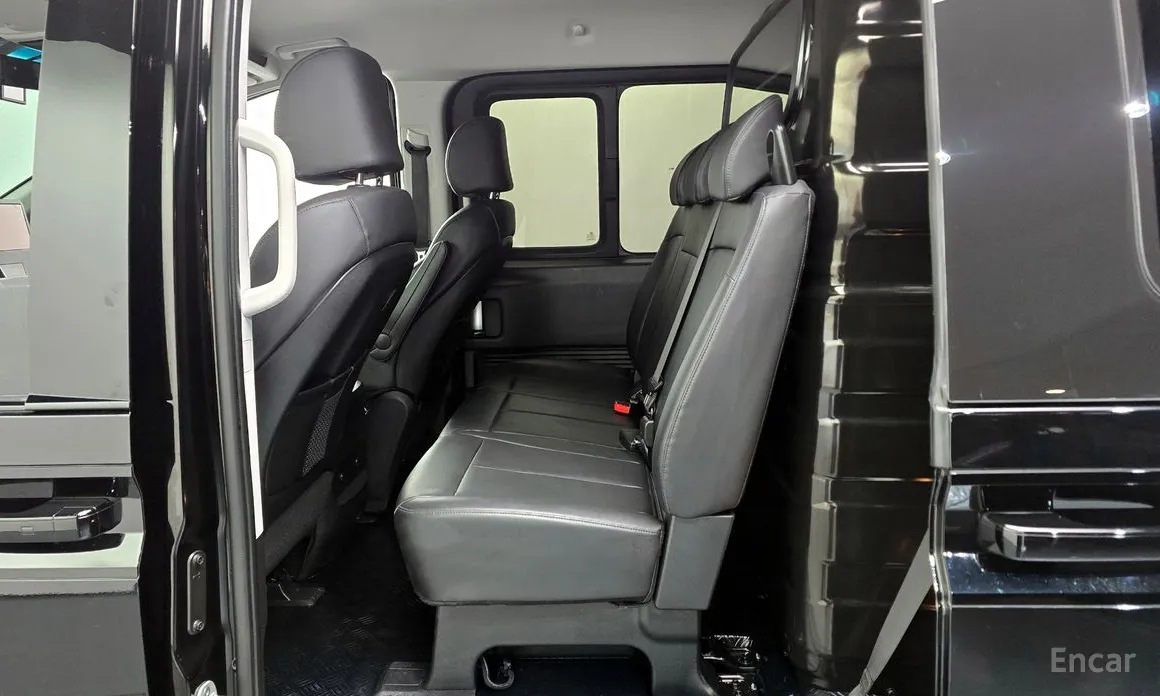 Photo 12 - Hyundai Staria