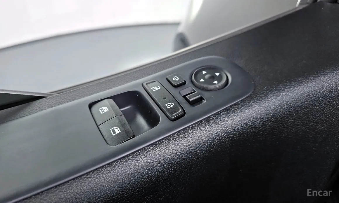 Photo 17 - Hyundai Staria