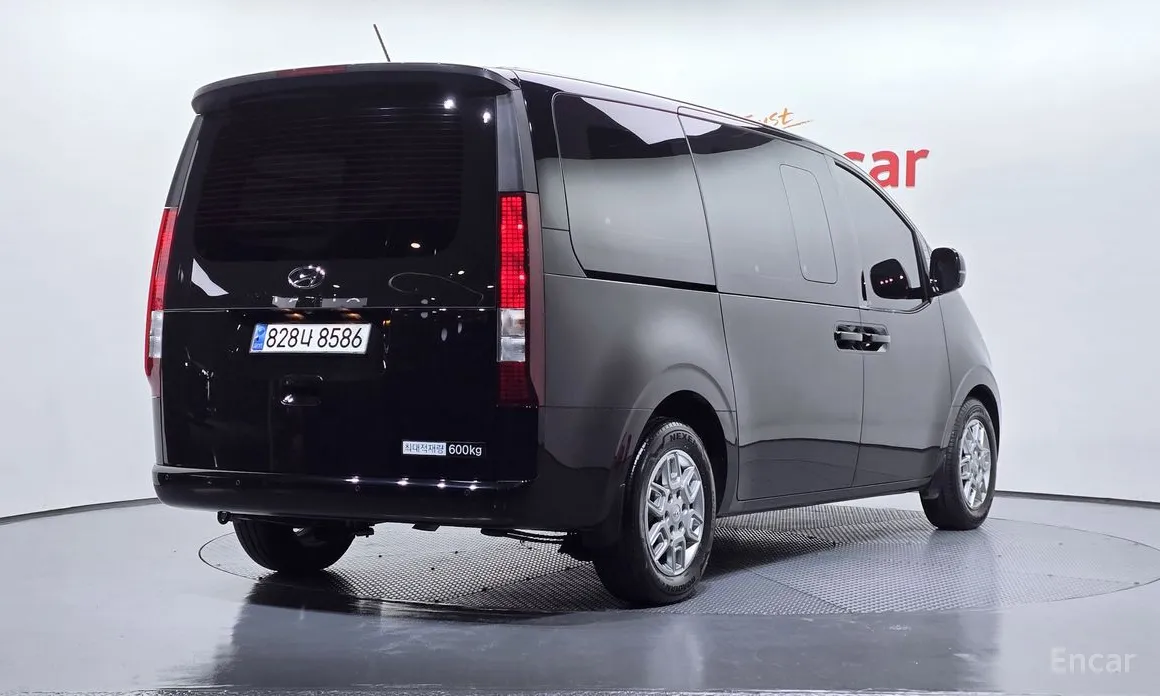 Photo 2 - Hyundai Staria