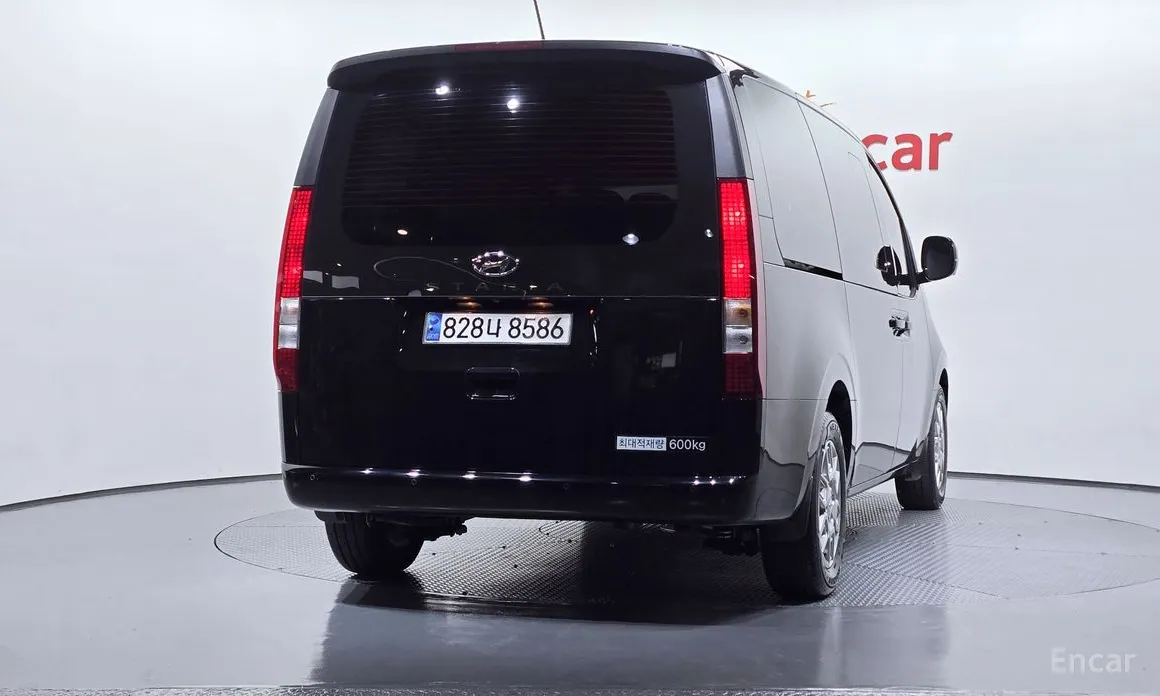 Photo 4 - Hyundai Staria