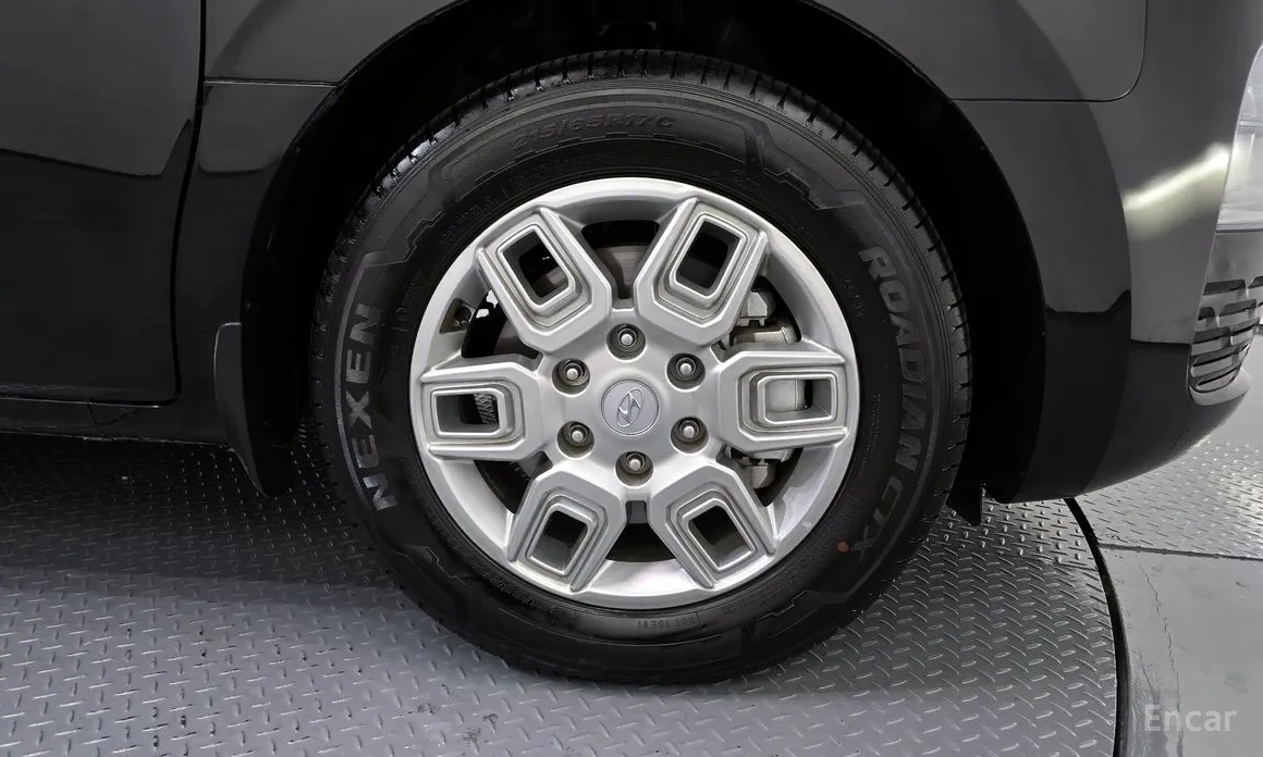 Photo 5 - Hyundai Staria