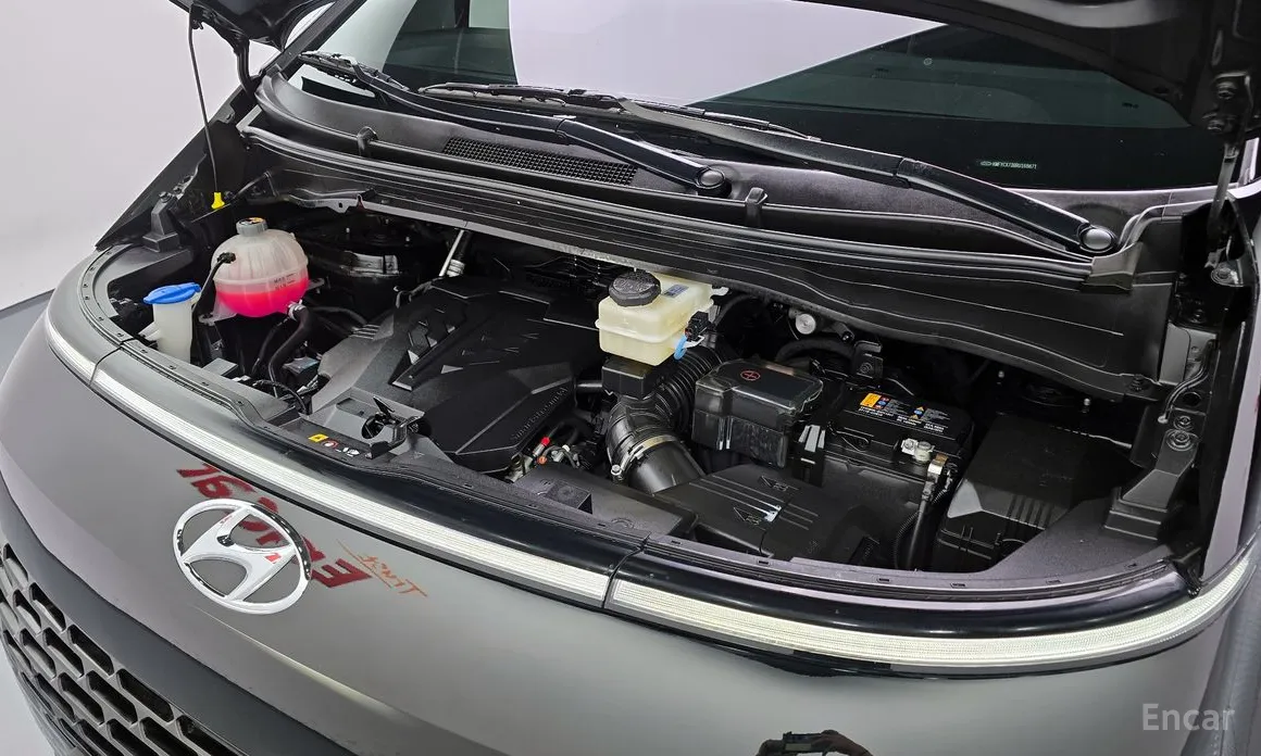 Photo 6 - Hyundai Staria