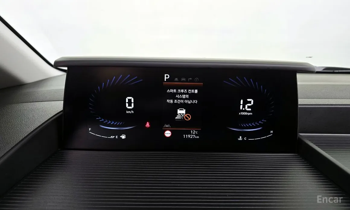 Photo 8 - Hyundai Staria