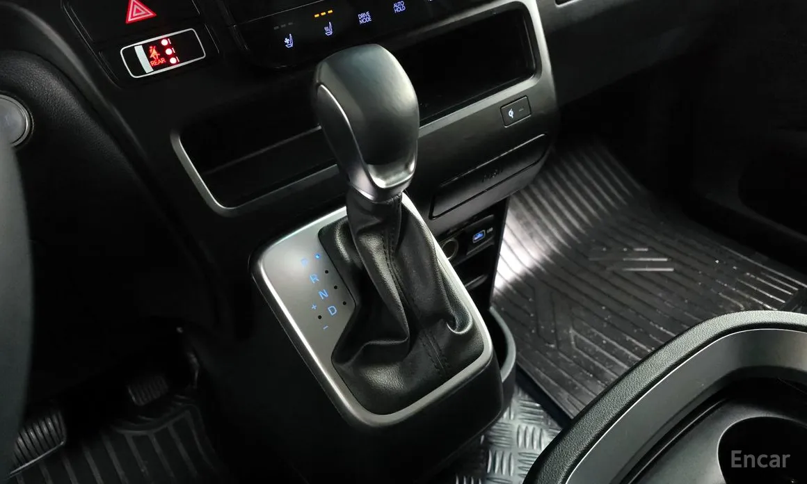 Photo 9 - Hyundai Staria