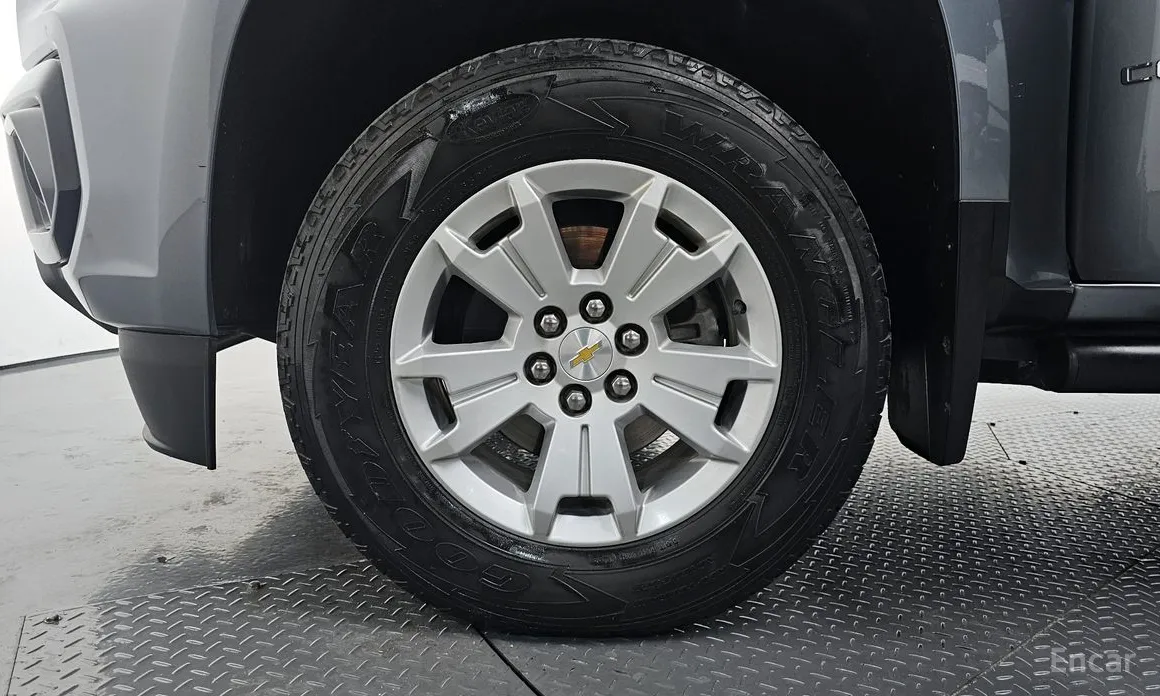 Photo 5 - Chevrolet Colorado