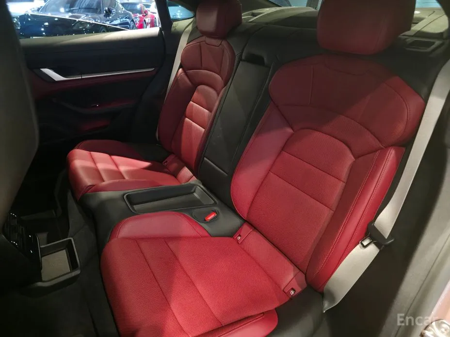 Фото 8 - Porsche Taycan