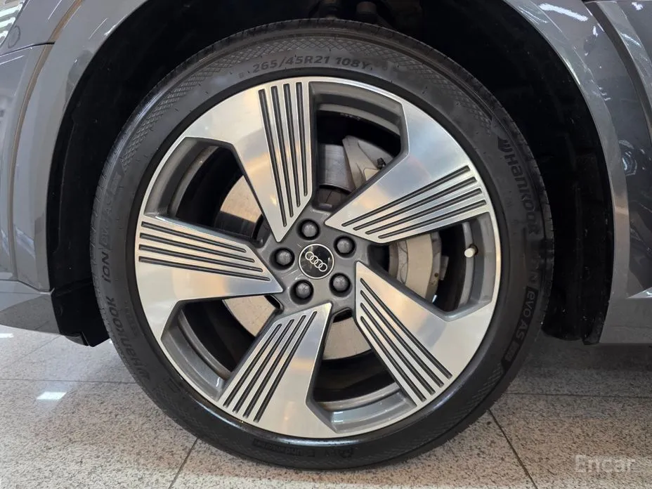 Фото 5 - Audi e-tron