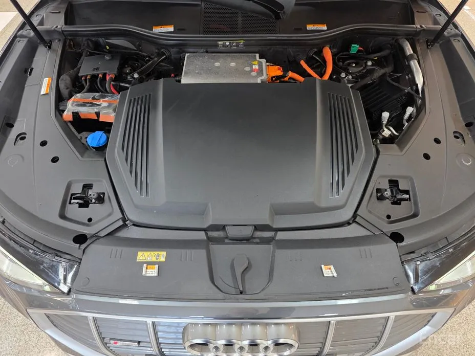 Фото 6 - Audi e-tron