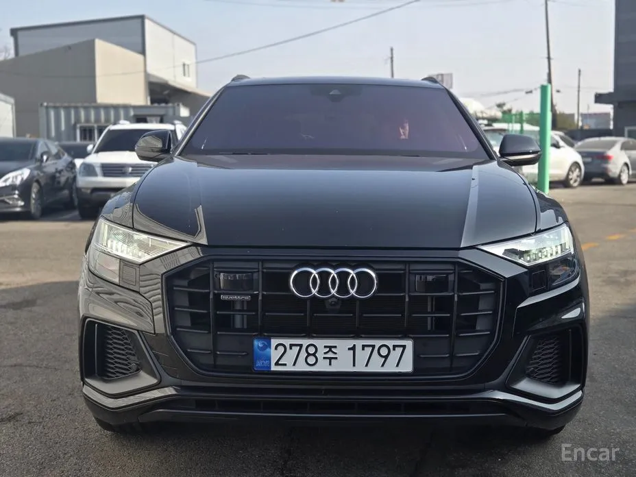 Фото 1 - Audi Q8