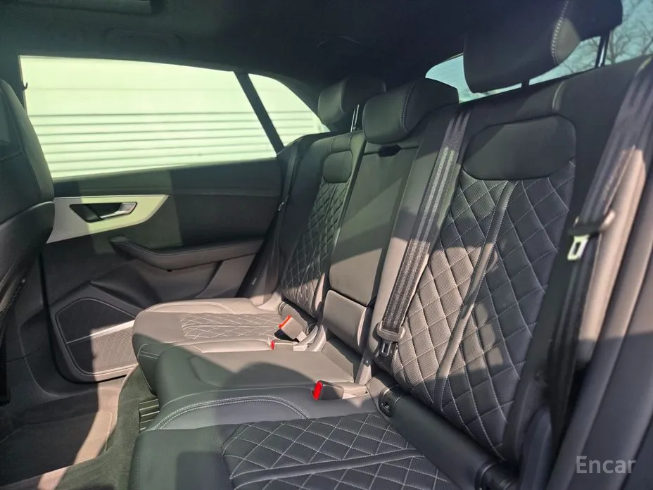 Фото 11 - Audi Q8