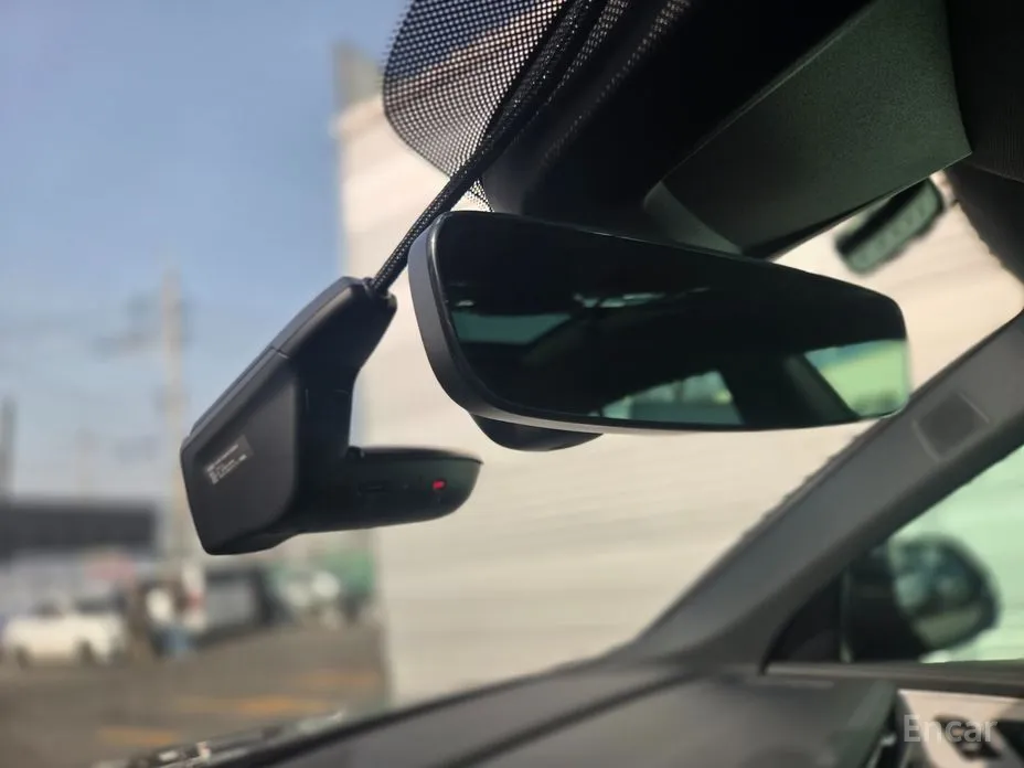 Фото 16 - Audi Q8