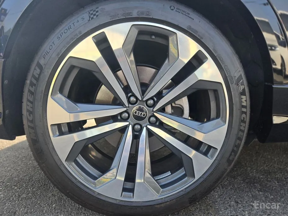 Фото 18 - Audi Q8