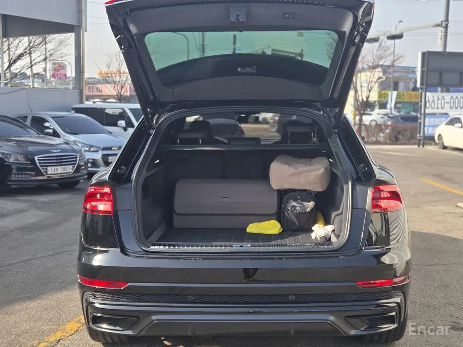 Фото 19 - Audi Q8