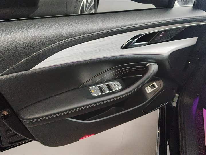 Фото 7 - Hongqi H5