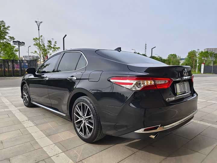 Фото 4 - Toyota Camry