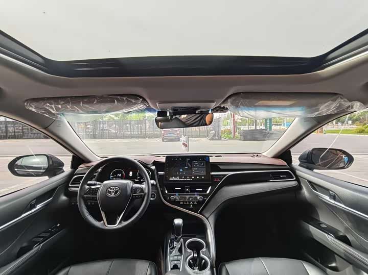 Фото 8 - Toyota Camry