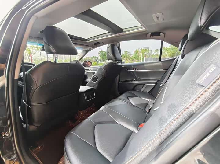 Фото 9 - Toyota Camry