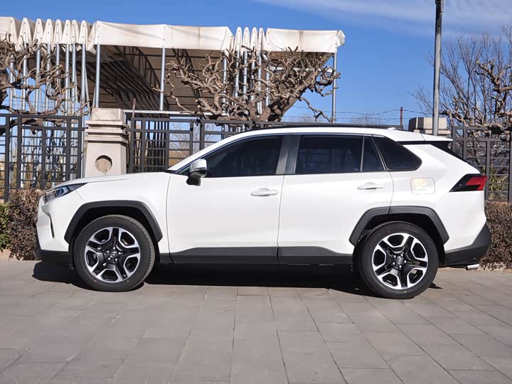 Фото 3 - Toyota RAV4