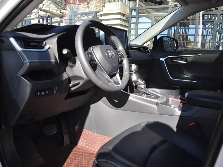 Фото 6 - Toyota RAV4