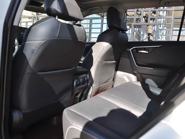 Фото 7 - Toyota RAV4