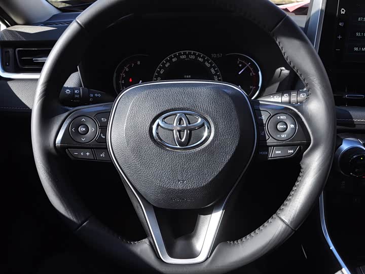 Фото 8 - Toyota RAV4