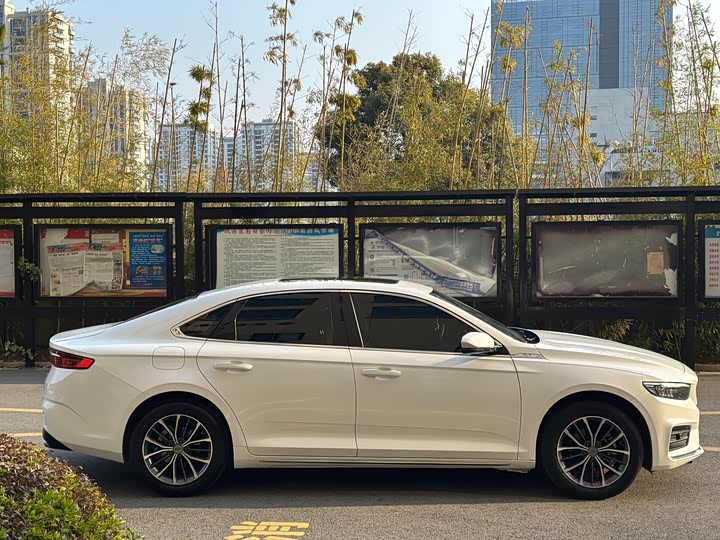 Фото 4 - Geely Preface