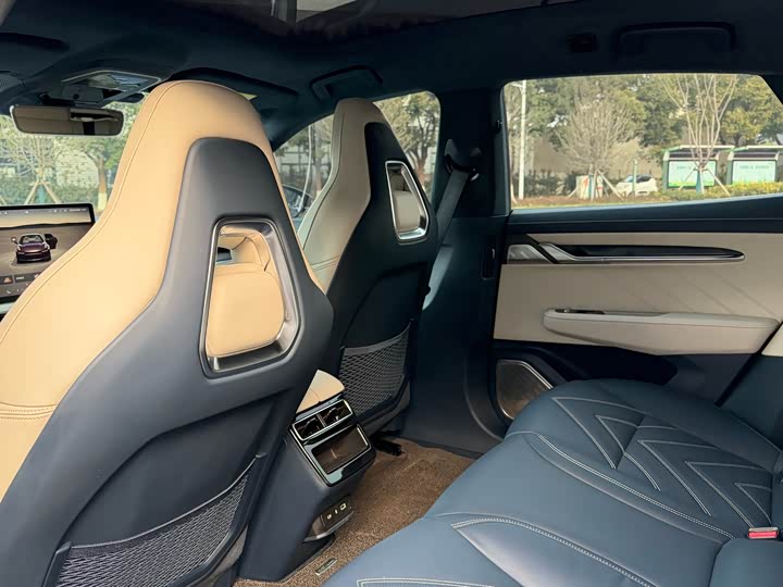 Фото 6 - Zeekr 001