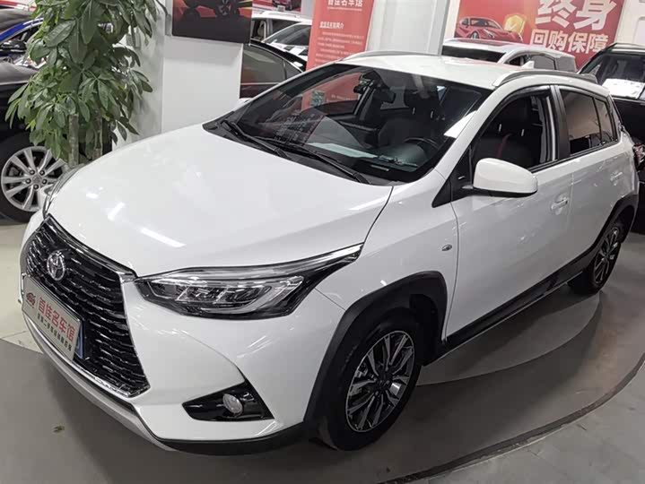 Фото 1 - Toyota Yaris L Hatchback