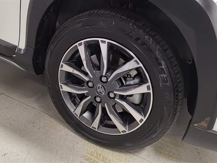 Фото 6 - Toyota Yaris L Hatchback