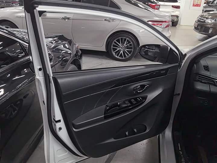 Фото 7 - Toyota Yaris L Hatchback