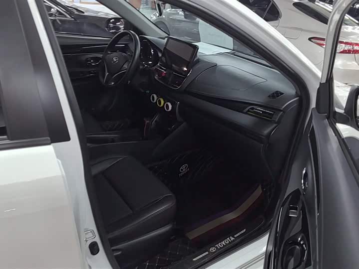 Фото 8 - Toyota Yaris L Hatchback