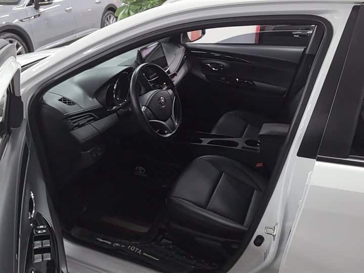 Фото 9 - Toyota Yaris L Hatchback