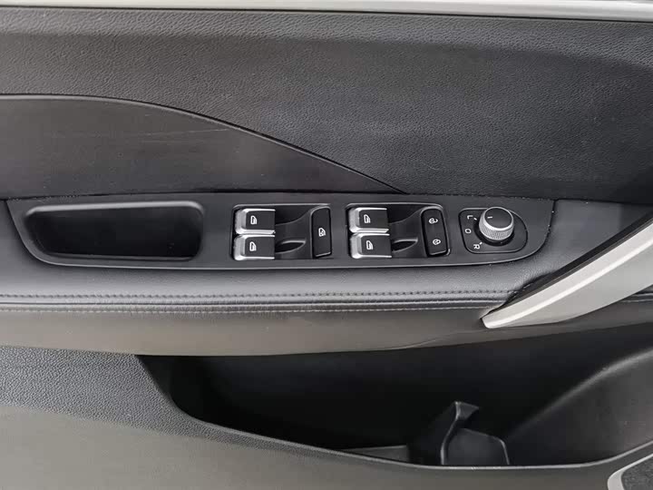 Фото 9 - Geely Coolray