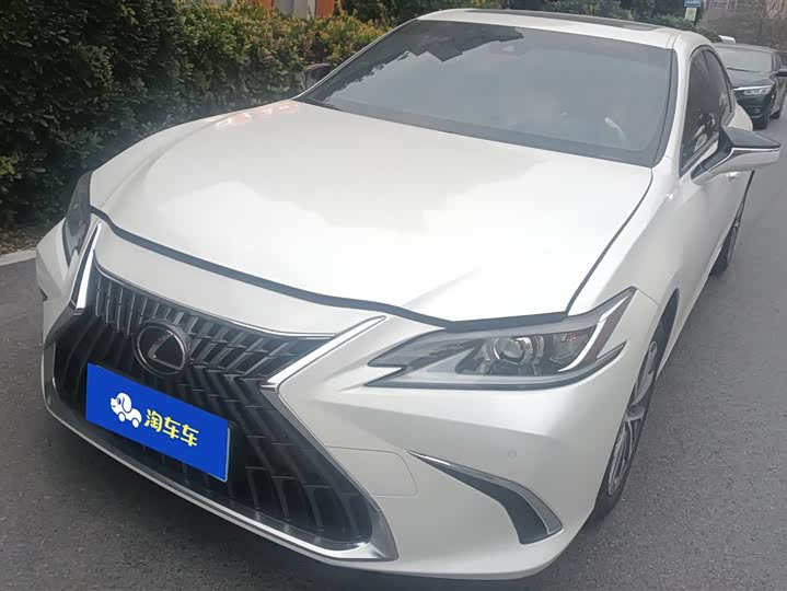 Фото 1 - Lexus ES